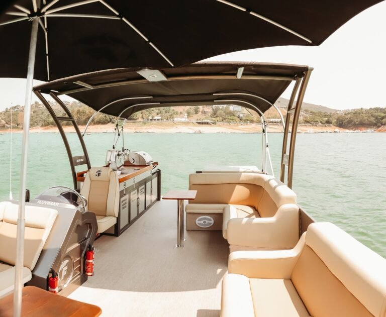 Passeio de Barco: Conforto, Segurança e Beleza Natural - Imagem 7