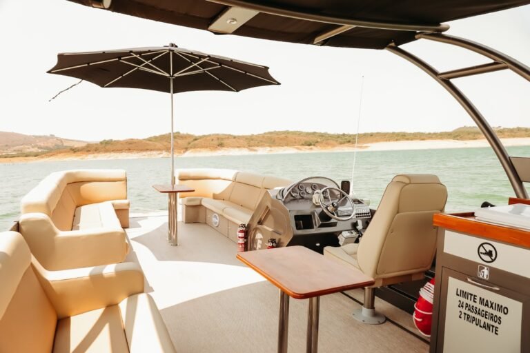 Passeio de Barco: Conforto, Segurança e Beleza Natural - Imagem 4