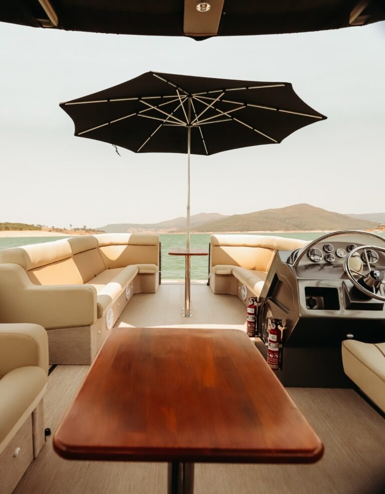 Passeio de Barco: Conforto, Segurança e Beleza Natural - Imagem 2