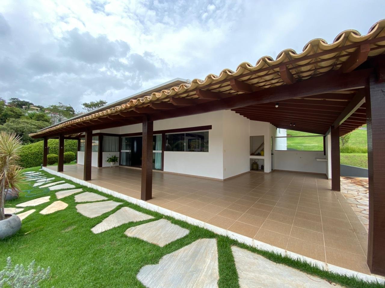 Casa Chico Pintado - Vista Externa da Fachada em Escarpas do Lago, Capitólio MG